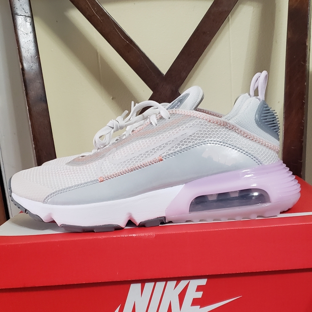 NIKE AIR MAX 2090 (Mens 7, womens 8.5)